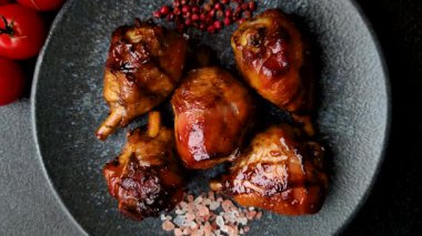 Teriyaki soslu kızarmış tavuk budu, fırında pişmiş et. Tasarımınız için yemek arkaplanı olarak tavuk bacağı