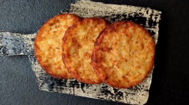 Patates kızartması, pişirilmiş sebzeli kahvaltı. Patates püresi tasarımınız için gıda arka planı olarak kullanılacak.