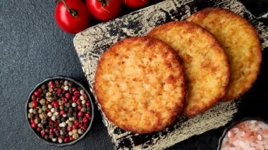 Patates kızartması, pişirilmiş sebzeli kahvaltı. Patates püresi tasarımınız için gıda arka planı olarak kullanılacak.