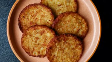 Patates kızartması, pişirilmiş sebzeli kahvaltı. Patates püresi tasarımınız için gıda arka planı olarak kullanılacak.