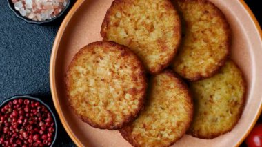 Patates kızartması, pişirilmiş sebzeli kahvaltı. Patates püresi tasarımınız için gıda arka planı olarak kullanılacak.