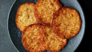 Patates kızartması, pişirilmiş sebzeli kahvaltı. Patates püresi tasarımınız için gıda arka planı olarak kullanılacak.