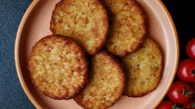 Patates kızartması, pişirilmiş sebzeli kahvaltı. Patates püresi tasarımınız için gıda arka planı olarak kullanılacak.