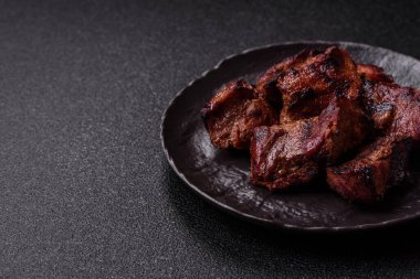 Biftek, parça parça ızgara et ya da soslu ve sebzeli kebap. Tasarımınız için parça parça et.