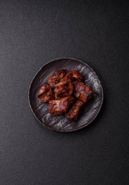 Biftek, parça parça ızgara et ya da soslu ve sebzeli kebap. Tasarımınız için parça parça et.