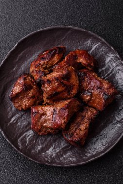 Biftek, parça parça ızgara et ya da soslu ve sebzeli kebap. Tasarımınız için parça parça et.