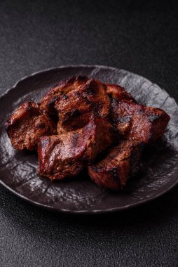 Biftek, parça parça ızgara et ya da soslu ve sebzeli kebap. Tasarımınız için parça parça et.