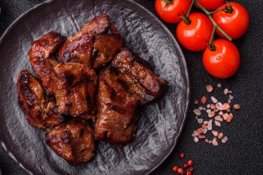 Biftek, parça parça ızgara et ya da soslu ve sebzeli kebap. Tasarımınız için parça parça et.