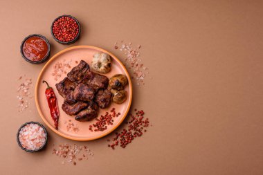 Biftek, parça parça ızgara et ya da soslu ve sebzeli kebap. Tasarımınız için parça parça et.