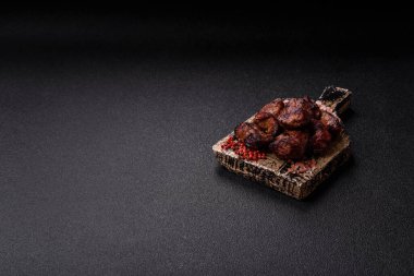 Biftek, parça parça ızgara et ya da soslu ve sebzeli kebap. Tasarımınız için parça parça et.