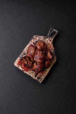 Biftek, parça parça ızgara et ya da soslu ve sebzeli kebap. Tasarımınız için parça parça et.