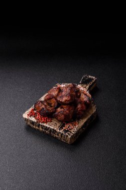 Biftek, parça parça ızgara et ya da soslu ve sebzeli kebap. Tasarımınız için parça parça et.