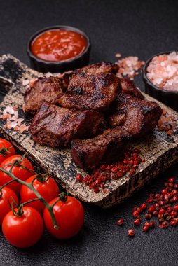 Biftek, parça parça ızgara et ya da soslu ve sebzeli kebap. Tasarımınız için parça parça et.