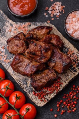 Biftek, parça parça ızgara et ya da soslu ve sebzeli kebap. Tasarımınız için parça parça et.