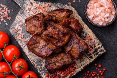 Biftek, parça parça ızgara et ya da soslu ve sebzeli kebap. Tasarımınız için parça parça et.