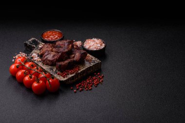 Biftek, parça parça ızgara et ya da soslu ve sebzeli kebap. Tasarımınız için parça parça et.