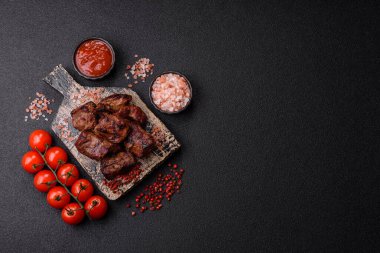 Biftek, parça parça ızgara et ya da soslu ve sebzeli kebap. Tasarımınız için parça parça et.