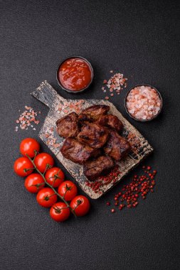 Biftek, parça parça ızgara et ya da soslu ve sebzeli kebap. Tasarımınız için parça parça et.