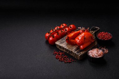 Izgara kırmızı biber, vejetaryen yemeği. Kırmızı dolmalık biberler tasarımın için yemek arka planıdır..