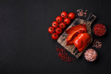Izgara kırmızı biber, vejetaryen yemeği. Kırmızı dolmalık biberler tasarımın için yemek arka planıdır..