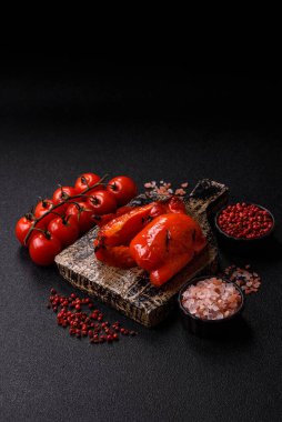 Izgara kırmızı biber, vejetaryen yemeği. Kırmızı dolmalık biberler tasarımın için yemek arka planıdır..