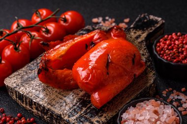 Izgara kırmızı biber, vejetaryen yemeği. Kırmızı dolmalık biberler tasarımın için yemek arka planıdır..