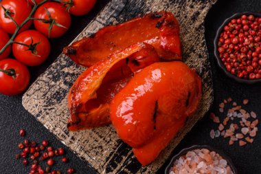 Izgara kırmızı biber, vejetaryen yemeği. Kırmızı dolmalık biberler tasarımın için yemek arka planıdır..