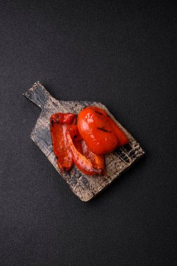 Izgara kırmızı biber, vejetaryen yemeği. Kırmızı dolmalık biberler tasarımın için yemek arka planıdır..