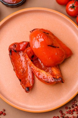 Izgara kırmızı biber, vejetaryen yemeği. Kırmızı dolmalık biberler tasarımın için yemek arka planıdır..