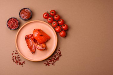 Izgara kırmızı biber, vejetaryen yemeği. Kırmızı dolmalık biberler tasarımın için yemek arka planıdır..