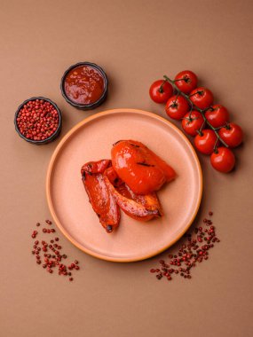 Izgara kırmızı biber, vejetaryen yemeği. Kırmızı dolmalık biberler tasarımın için yemek arka planıdır..