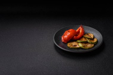 Izgara kırmızı biber, vejetaryen yemeği. Kırmızı dolmalık biberler tasarımın için yemek arka planıdır..