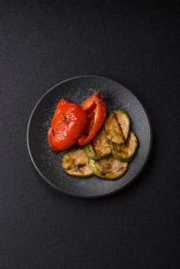 Izgara kırmızı biber, vejetaryen yemeği. Kırmızı dolmalık biberler tasarımın için yemek arka planıdır..