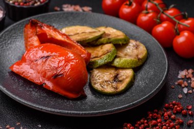 Izgara kırmızı biber, vejetaryen yemeği. Kırmızı dolmalık biberler tasarımın için yemek arka planıdır..