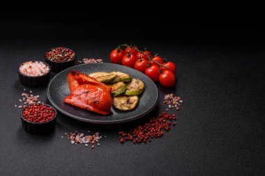 Izgara kırmızı biber, vejetaryen yemeği. Kırmızı dolmalık biberler tasarımın için yemek arka planıdır..