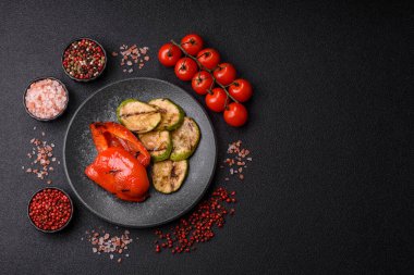 Izgara kırmızı biber, vejetaryen yemeği. Kırmızı dolmalık biberler tasarımın için yemek arka planıdır..