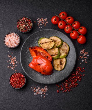 Izgara kırmızı biber, vejetaryen yemeği. Kırmızı dolmalık biberler tasarımın için yemek arka planıdır..