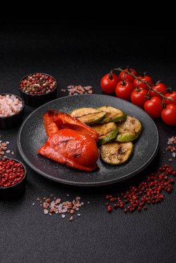 Izgara kırmızı biber, vejetaryen yemeği. Kırmızı dolmalık biberler tasarımın için yemek arka planıdır..