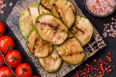 Izgara yeşil kabak dilimleri, vejetaryen yemekleri. Tasarımınız için yemek arkaplanı olarak yeşil barbekü kabağı