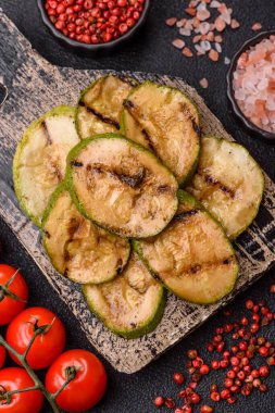 Izgara yeşil kabak dilimleri, vejetaryen yemekleri. Tasarımınız için yemek arkaplanı olarak yeşil barbekü kabağı