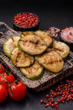 Izgara yeşil kabak dilimleri, vejetaryen yemekleri. Tasarımınız için yemek arkaplanı olarak yeşil barbekü kabağı