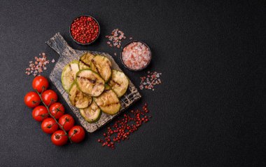 Izgara yeşil kabak dilimleri, vejetaryen yemekleri. Tasarımınız için yemek arkaplanı olarak yeşil barbekü kabağı