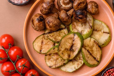 Izgara yeşil kabak dilimleri, vejetaryen yemekleri. Tasarımınız için yemek arkaplanı olarak yeşil barbekü kabağı
