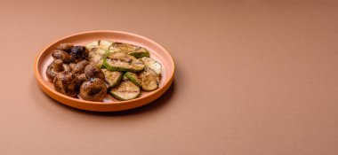 Izgara yeşil kabak dilimleri, vejetaryen yemekleri. Tasarımınız için yemek arkaplanı olarak yeşil barbekü kabağı