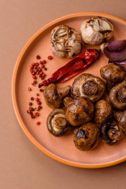 Izgara mantar parçaları, soslu sağlıklı bir vejetaryen yemeği. Barbekü mantarları tasarımınız için bir yemek arkaplanı olarak kullanılıyor.