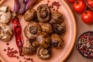 Izgara mantar parçaları, soslu sağlıklı bir vejetaryen yemeği. Barbekü mantarları tasarımınız için bir yemek arkaplanı olarak kullanılıyor.