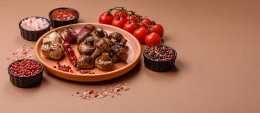 Izgara mantar parçaları, soslu sağlıklı bir vejetaryen yemeği. Barbekü mantarları tasarımınız için bir yemek arkaplanı olarak kullanılıyor.