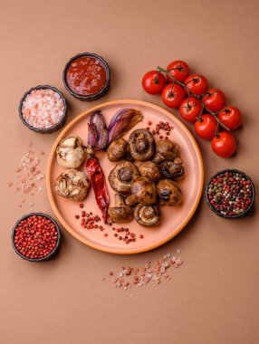 Izgara mantar parçaları, soslu sağlıklı bir vejetaryen yemeği. Barbekü mantarları tasarımınız için bir yemek arkaplanı olarak kullanılıyor.