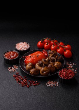 Izgara mantar parçaları, soslu sağlıklı bir vejetaryen yemeği. Barbekü mantarları tasarımınız için bir yemek arkaplanı olarak kullanılıyor.