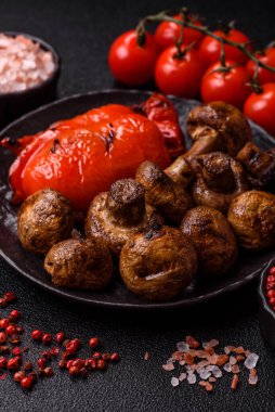 Izgara mantar parçaları, soslu sağlıklı bir vejetaryen yemeği. Barbekü mantarları tasarımınız için bir yemek arkaplanı olarak kullanılıyor.